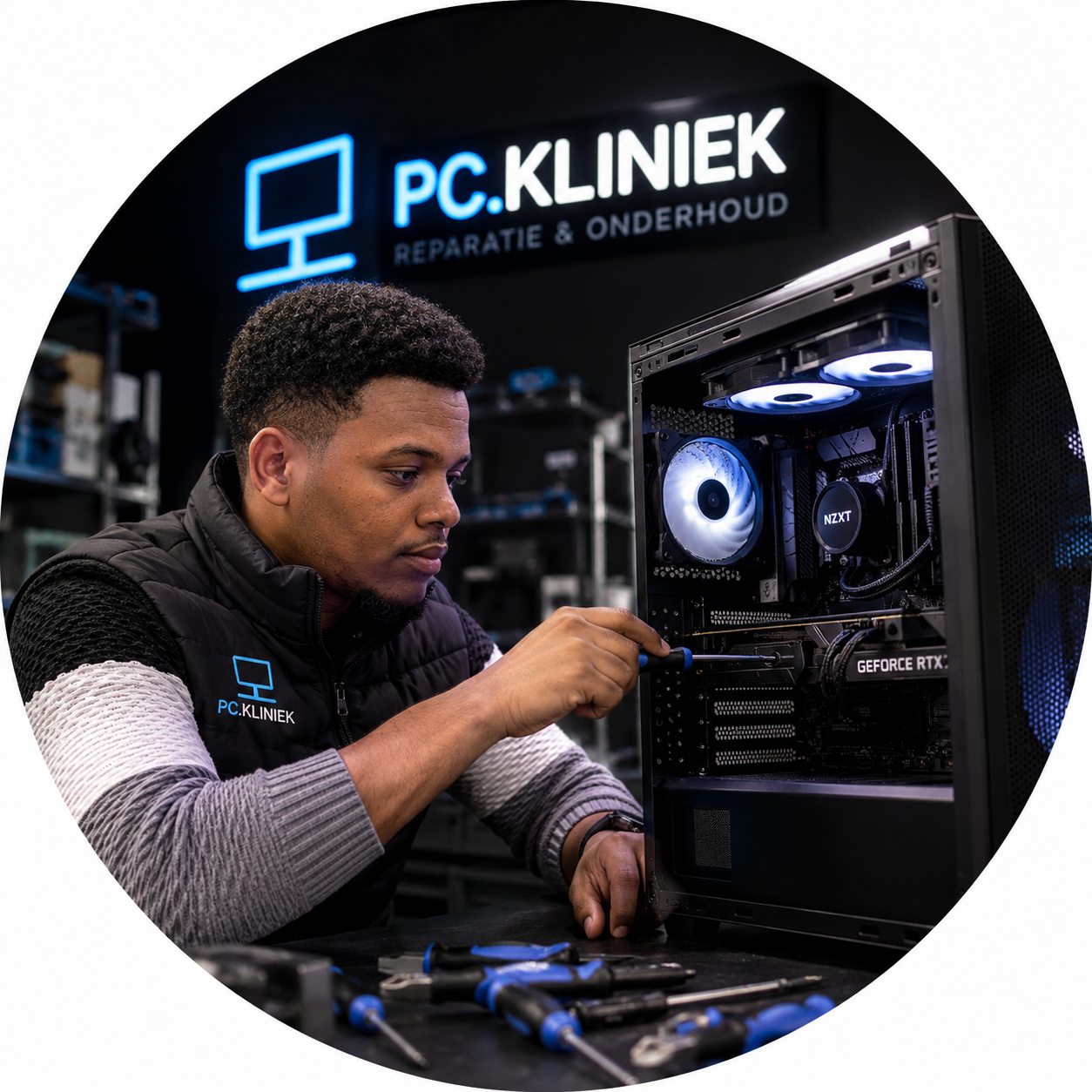 PC.Kliniek — portret van de technicus aan het werk